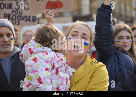 Londres, Angleterre, Royaume-Uni. 26th févr. 2022. Des citoyens ukrainiens vivant à Londres et des manifestants anti-guerre ont manifesté en face de Downing Street pour exprimer leur colère contre l'invasion russe de l'Ukraine. (Image de crédit : © Thomas Krych/ZUMA Press Wire) Banque D'Images