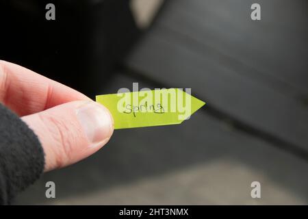 Concept du printemps. Texte manuscrit sur pointeur vert. Banque D'Images