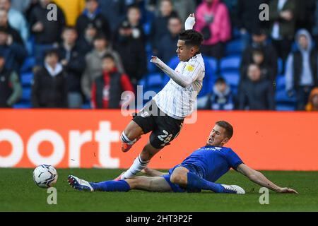 Cardiff, Royaume-Uni. 26th févr. 2022. Fabio Carvalho n° 28 de Fulham attaqué par will Vaulks n° 6 de Cardiff City à Cardiff, Royaume-Uni, le 2/26/2022. (Photo par Mike Jones/News Images/Sipa USA) crédit: SIPA USA/Alay Live News Banque D'Images