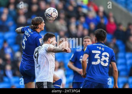 Cardiff, Royaume-Uni. 26th févr. 2022. Aden Flint #5 de Cardiff City et Aleksandar Mitrovic #9 de Fulham se disputent la balle haute à Cardiff, au Royaume-Uni, le 2/26/2022. (Photo par Mike Jones/News Images/Sipa USA) crédit: SIPA USA/Alay Live News Banque D'Images