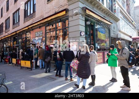 New York, NY, États-Unis. 26th févr. 2022. Dans l'East Village de Manhattan, les clients sont en file d'attente devant le vénérable restaurant ukrainien Veselka, qui a longtemps été un élément de la culture ukrainienne de New York. Credit: Ed Lefkowicz/Alay Live News Banque D'Images