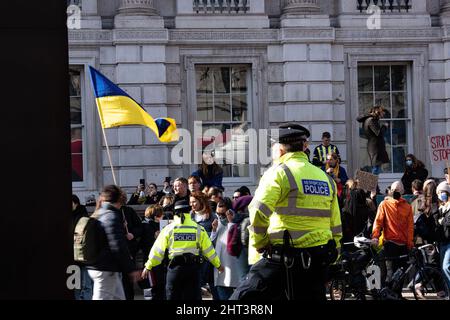 Londres, Royaume-Uni. 26th févr. 2022. Un policier est vu à Downing Street, Londres, Royaume-Uni, après l'invasion de l'Ukraine par la Russie pendant la manifestation. Crédit : SOPA Images Limited/Alamy Live News Banque D'Images