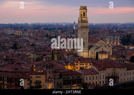 Coucher de soleil sur la ville de Vérone. Italie Banque D'Images