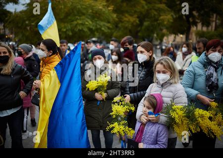 Palerme, Sicile, Italie. 26th févr. 2022. La communauté ukrainienne a manifesté à Palerme, contre la guerre en Ukraine. Des manifestants avec des drapeaux ukrainiens et des fleurs sur la Piazza Politeama. (Credit image: © Victroria Herranz/ZUMA Press Wire) Banque D'Images