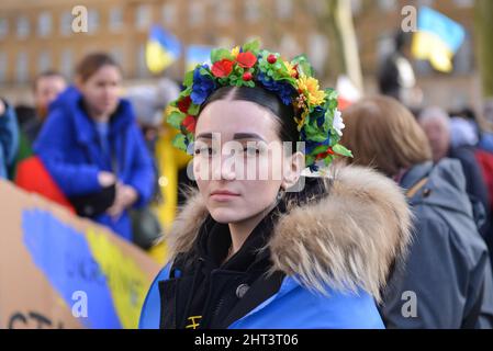 Londres, Angleterre, Royaume-Uni. 26th févr. 2022. Des citoyens ukrainiens vivant à Londres et des manifestants anti-guerre ont manifesté en face de Downing Street pour exprimer leur colère contre l'invasion russe de l'Ukraine. (Image de crédit : © Thomas Krych/ZUMA Press Wire) Banque D'Images