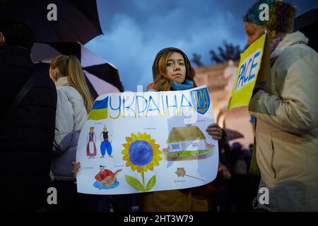 Palerme, Sicile, Italie. 26th févr. 2022. La communauté ukrainienne a manifesté à Palerme, contre la guerre en Ukraine. Démonstrateur avec bannière ukrainienne sur la Piazza Politeama. (Credit image: © Victroria Herranz/ZUMA Press Wire) Banque D'Images