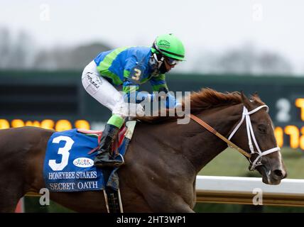 Hot Springs, Arkansas, États-Unis. 26th févr. 2022. 26 février 2022: 26 février 2022: Secret Oath (3), monté par Jockey Luis Contreras, remporte les Honeybee Stakes (Grade 3) au Oaklawn Racing Casino Resort à Hot Springs, Arkansas, le 26 février 2022. Tommy Land/Eclipse Sportswire/CSM/Alamy Live News Banque D'Images