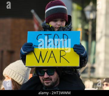 Halifax, Nouvelle-Écosse, Canada. 26th février 2022. Un jeune manifestant avec un panneau Stop War fait partie de la foule qui s'est rassemblée devant l'hôtel de ville pour protester contre la guerre en Ukraine . Banque D'Images