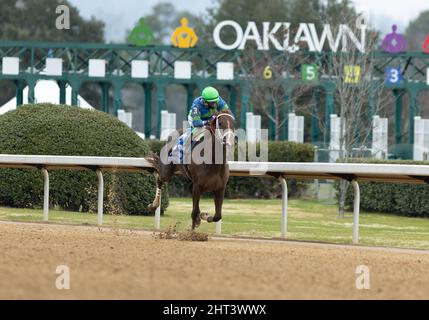 Hot Springs, Arkansas, États-Unis. 26th févr. 2022. 26 février 2022: 26 février 2022: Secret Oath (3) monté par Jockey Luis Contreras avant de traverser la ligne d'arrivée dans les Honeybee Stakes (Grade 3) à Oaklawn Racing Casino Resort à Hot Springs, Arkansas, le 26 février 2022. Tommy Land/Eclipse Sportswire/CSM/Alamy Live News Banque D'Images