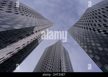 groupe de trois gratte-ciels modernes qui ont vue directement sur les immeubles en verre et en acier à angle bas Banque D'Images