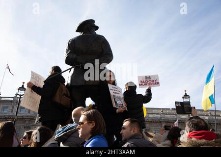 Londres, Royaume-Uni, 26th février 2022 des milliers de personnes se sont rassemblées à Whitehall pour protester contre la récente attaque russe contre l'Ukraine. Banque D'Images