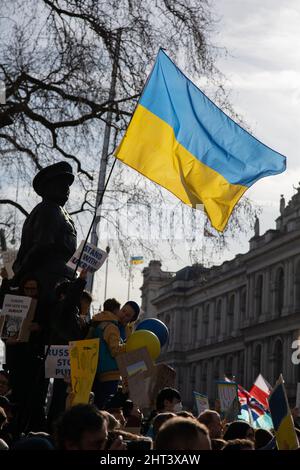 Londres, Royaume-Uni, 26th février 2022 des milliers de personnes se sont rassemblées à Whitehall pour protester contre la récente attaque russe contre l'Ukraine. Banque D'Images