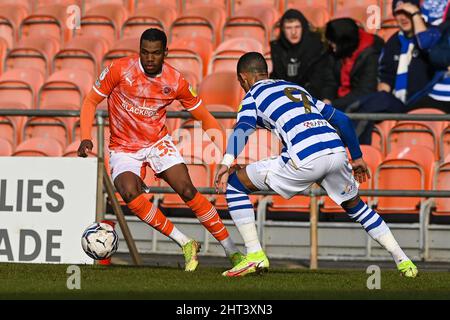 Dujon Sterling #35 de Blackpool prend Thomas Ince #9 de Reading Banque D'Images