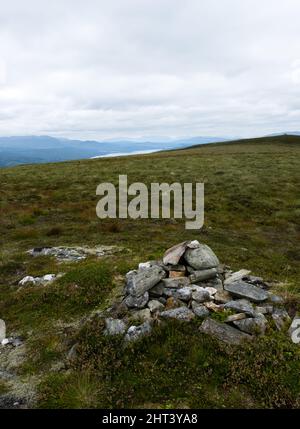 Un cairn sur Leachann Mheaddhonach, surplombant les montagnes des Grampians, y compris Glen Lyon, et Glen COE au loin, sur Loch Rannoch et Rannoch Banque D'Images