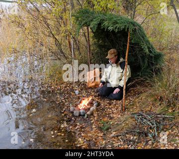 Femme prendre une pause de pêche sous la protection du vent de riz de sapin Banque D'Images