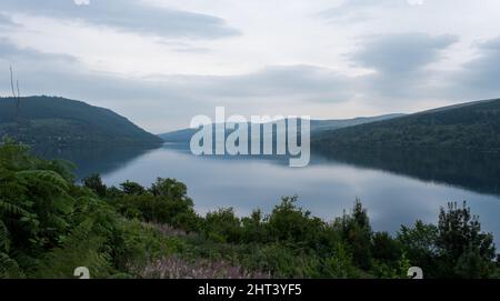 Vue sur le Loch Tay depuis le côté nord, près de Fearnan, Perth et Kinross, Écosse, Royaume-Uni Banque D'Images