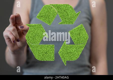 Personne présentant une projection virtuelle du symbole de recyclage Banque D'Images