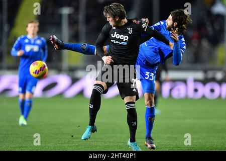 Empoli, Italie. 26th févr. 2022. Dusan Vlahovic (Juventus FC) et Sebastiano Luperto (Empoli FC) pendant Empoli FC vs Juventus FC, football italien série A match à Empoli, Italie, février 26 2022 crédit: Agence photo indépendante/Alamy Live News Banque D'Images