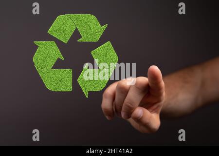Personne présentant une projection virtuelle du symbole de recyclage Banque D'Images