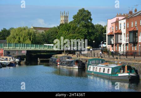 Des barques à la truelle amarraient dans le bassin de Bathurst, à côté du port principal de la ville de Bristol, en Angleterre Banque D'Images