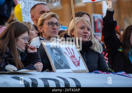 Londres, Angleterre. 26th février 2022. Les manifestants qui prennent part à un rassemblement pour l'Ukraine protestent contre la décision de Vladamir Poutine d'envahir l'Ukraine. Crédit : Jessica Girvan/Alay Live News Banque D'Images