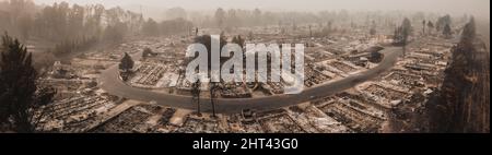 Vue panoramique d'un parc mobile de maison incendié après un feu de forêt qui a soufflé à travers la petite ville des états-unis Banque D'Images