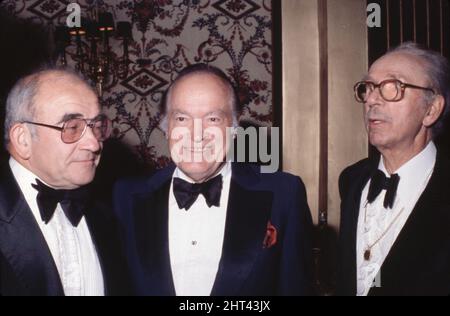 Ed Asner, Bob Hope et Jack Albertson le 27 mars 1980. Crédit: Ralph Dominguez/MediaPunch Banque D'Images