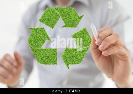 Personne présentant une projection virtuelle du symbole de recyclage Banque D'Images