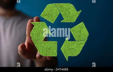 Personne présentant une projection virtuelle du symbole de recyclage Banque D'Images