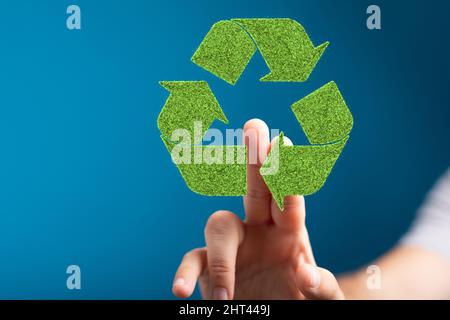 Personne présentant une projection virtuelle du symbole de recyclage Banque D'Images