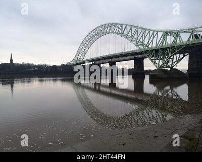 Belle photo du pont du Jubilé d'argent sur la rivière Mersey Banque D'Images