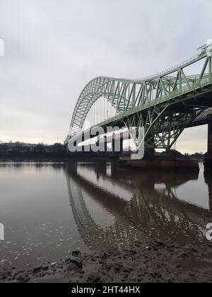 Belle photo du pont du Jubilé d'argent sur la rivière Mersey Banque D'Images