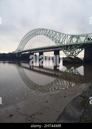 Belle photo du pont du Jubilé d'argent sur la rivière Mersey Banque D'Images