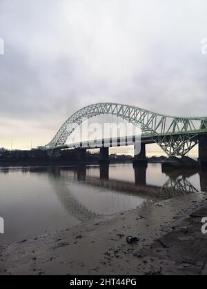 Belle photo du pont du Jubilé d'argent sur la rivière Mersey Banque D'Images