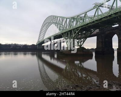 Belle photo du pont du Jubilé d'argent sur la rivière Mersey Banque D'Images