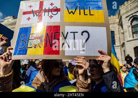 Istanbul, Turquie. 26th févr. 2022. Deux femmes tiennent un panneau indiquant « qui sera le prochain? » Lors d'une manifestation anti-guerre contre l'invasion russe de l'Ukraine sur la place Beyazit près de l'Université d'Istanbul à Istanbul, en Turquie. Le troisième jour du conflit, des centaines de personnes se sont rassemblées pour protester contre la guerre. (Photo de Nicholas Muller/SOPA Images/Sipa USA) crédit: SIPA USA/Alay Live News Banque D'Images