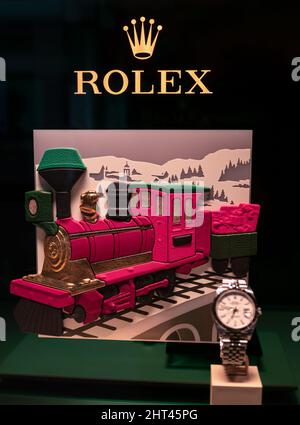 Locarno, Suisse - 29 décembre 2021 : décoration de Noël de la fenêtre de la boutique de montres de luxe Rolex à Locarno. Banque D'Images