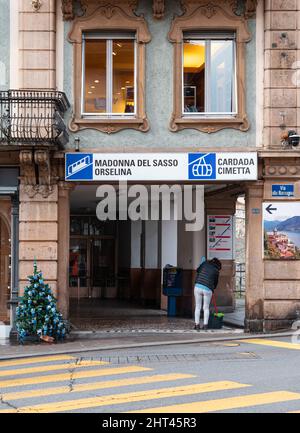 Locarno, Suisse - 29 décembre 2021 : accès au funiculaire de Madonna del Sasso, sanctuaire et église de pèlerinage d'Orselina, au-dessus du ci Banque D'Images