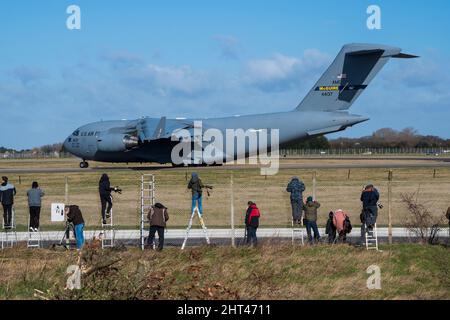 Observateurs d'avions à Mildehall Air Field prenant des photos du Boeing C-17 Globemaster III taxi-ing Banque D'Images