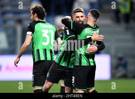 REGGIO NELl'EMILIA, ITALIE - FÉVRIER 26: Domenico Berardi et Giacomo Raspadori des États-Unis Sassuolo célèbre après que Gregoire Defrel des États-Unis Sassuolo marque son but, lors de la série Un match entre les États-Unis Sassuolo et l'ACF Fiorentina au Mapei Stadium - Citta' del Tricolore le 26 février 2022 à Reggio Emilia, en Italie. (Photo par MB Media) Banque D'Images