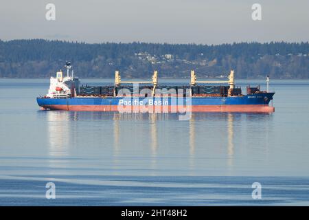 Everett, WA, États-Unis - 25 février 2022; Mount Aso of the Pacific Basin Shipping HK LTD Company avec une cargaison de conteneurs d'expédition de marque Amazon Prime Banque D'Images