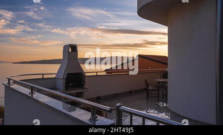 Belle vue sur le coucher de soleil sur la mer Adriatique vue depuis le balcon Banque D'Images