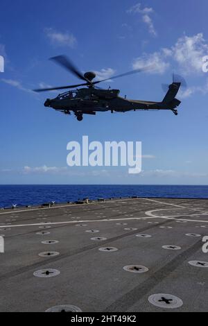 OCÉAN PACIFIQUE (fév 18, 2022) une armée AH-64 Apache Longbow, attachée à Un CO 2-25th Aviation Regiment, prend son décollage du pont de vol du navire d'atterrissage amphibie de la classe Harpers Ferry USS Pearl Harbor (LSD 52), dans l'océan Pacifique, le 18 février 2022. Les marins et les marins du Essex Amphiobie Ready Group (ARG) et de l'unité expéditionnaire maritime 11th (MEU) mènent actuellement des opérations de routine dans la flotte américaine 3rd. (É.-U. Photo de la marine par le spécialiste des communications de masse 3rd classe sang Kim) Banque D'Images