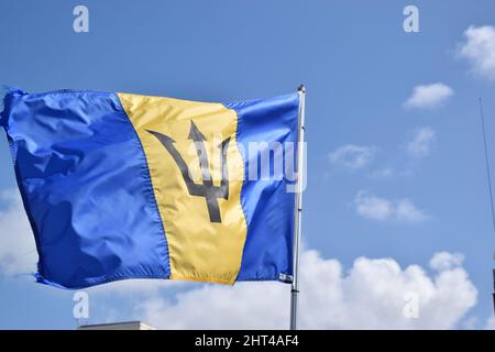 Drapeau d'Etat de la Barbade sur fond bleu ciel. Banque D'Images