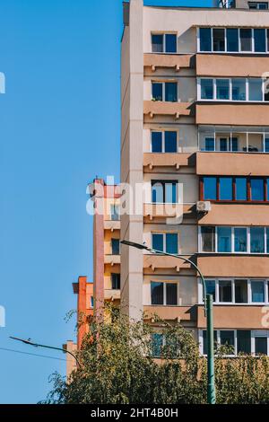 Gros plan vertical d'un ancien immeuble d'appartements à Brasov, Roumanie Banque D'Images