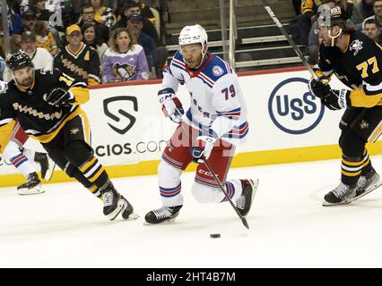 Le défenseur des Rangers de New York K'Andre Miller (79) skate entre l'aile gauche des Penguins de Pittsburgh Zach Aston-Reese (12) (l) et le centre des Penguins de Pittsburgh Jeff carter (77) (r) pendant la troisième période de la victoire des Penguins de 1-0 au PPG Paints Arena de Pittsburgh, le samedi 26 février 2022. Photo par Archie Carpenter/UPI Banque D'Images