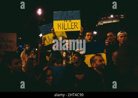 Barcelone, Espagne. 26th févr. 2022. Les manifestants pro-ukrainiens qui détiennent des signes exigent des actions pour arrêter la guerre alors que les forces russes se rapprochent de Kiev Credit: Matthias Oesterle/Alay Live News Banque D'Images