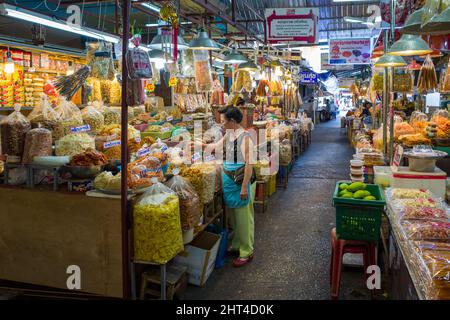 Scène urbaine de Chat Chai marché couvert à Hua Hin. Hua Hin est l'une des destinations de voyage les plus populaires en Thaïlande. Banque D'Images