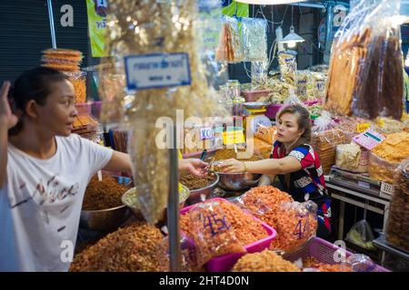 Scène urbaine de Chat Chai marché couvert à Hua Hin. Hua Hin est l'une des destinations de voyage les plus populaires en Thaïlande. Banque D'Images