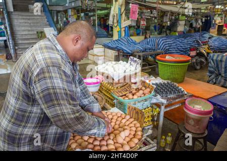 Scène urbaine de Chat Chai marché couvert à Hua Hin. Hua Hin est l'une des destinations de voyage les plus populaires en Thaïlande. Banque D'Images